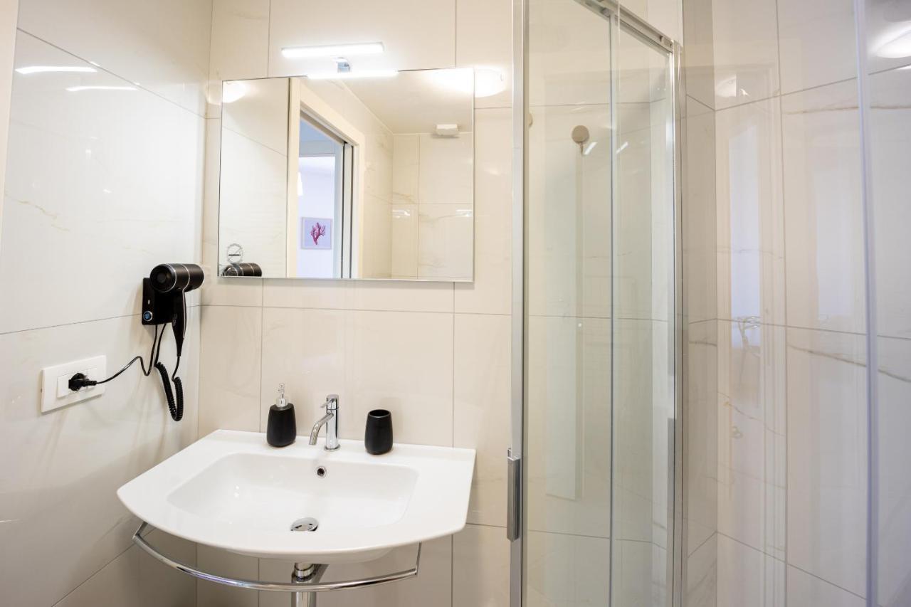 Aregai Marina Exclusive Seaside Apartments Santo Stefano al Mare Luaran gambar