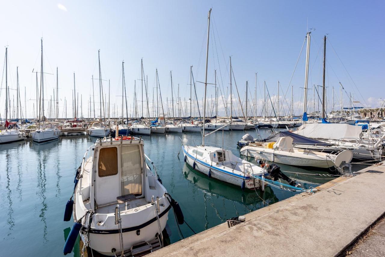 Aregai Marina Exclusive Seaside Apartments Santo Stefano al Mare Luaran gambar