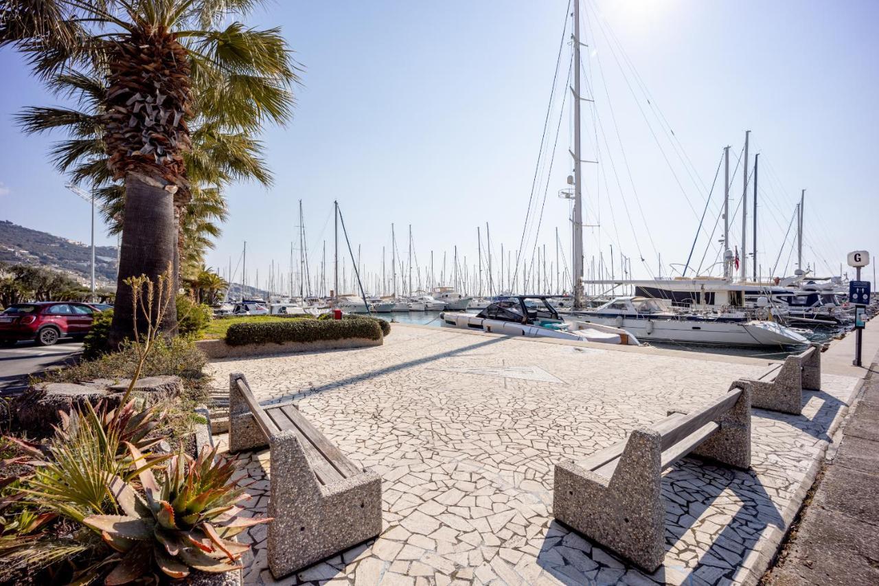 Aregai Marina Exclusive Seaside Apartments Santo Stefano al Mare Luaran gambar
